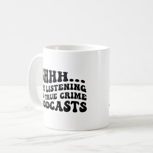 Shhh,，私は真の犯罪ポッドキャスト聞に行きたい コーヒーマグカップ (正面左)