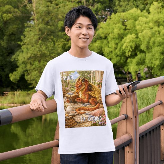 Shhh… 読書中 読書好きのドラゴン  tシャツ