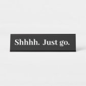 Shhhhジャストゴーおもしろいオフィスのギフトデスク名プレート デスクネームプレート (正面)