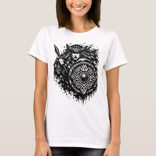 Shield Maiden Spear‑Sigil – Mythic Warrior Ink Tシャツ (正面)