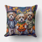 Shih Tzu Dogs Trick-or-Treating Halloween Costumes クッション (正面)