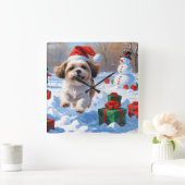 Shih Tzu Running in Snow with Christmas Hat スクエア壁時計 (ホーム)