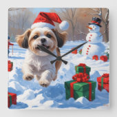 Shih Tzu Running in Snow with Christmas Hat スクエア壁時計 (正面)