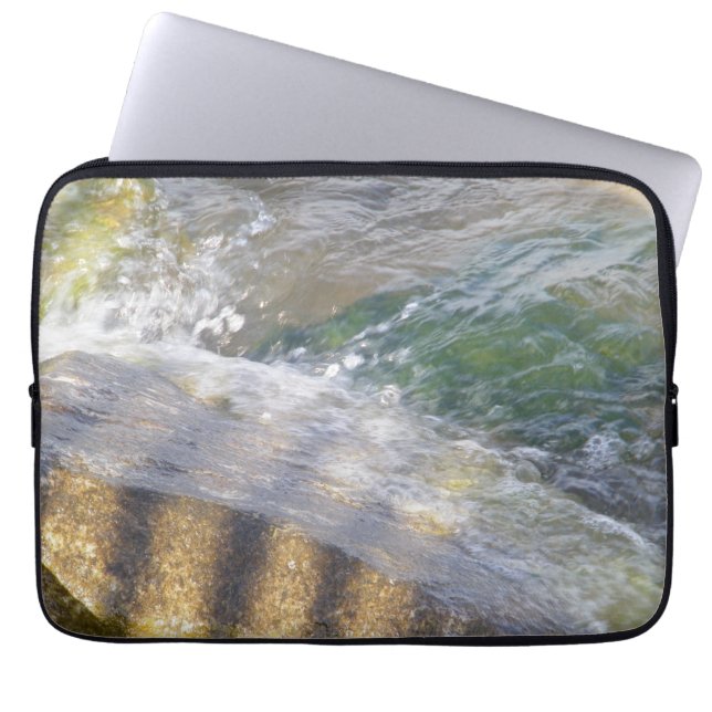 Shimmering Water on Rocks Laptop Sleeve ラップトップスリーブ (正面)
