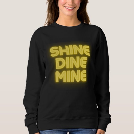 Shine Dine Mine Fun Mega Wearing Outfit スウェットシャツ (正面)