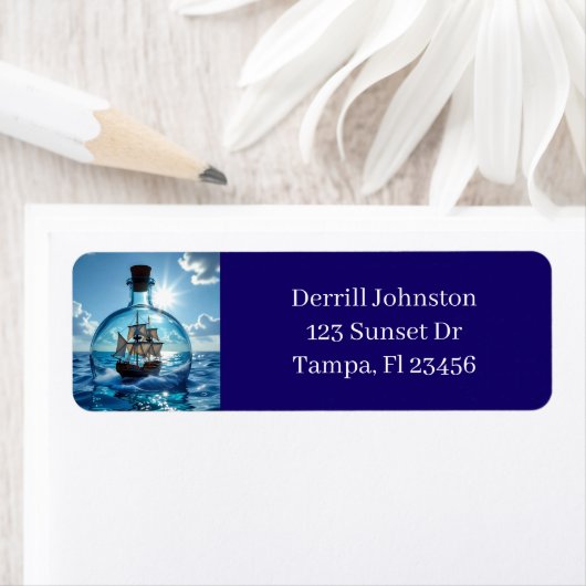 Ship in a Bottle Floating on the Ocean  ラベル (インサイチュ)
