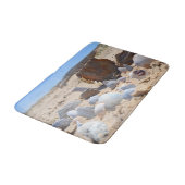 Shirley Taylorによるビーチの貝殻 バスマット (アングル)