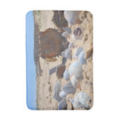 Shirley Taylorによるビーチの貝殻 バスマット (正面縦)