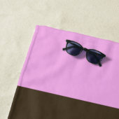 Shirley Taylorによるピンクストライプとチョコレートブラウン ビーチタオル (インサイチュ)