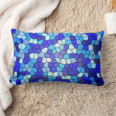 Shirley Taylorによるブルーステンドグラスの色合い ランバークッション (ブランケット)