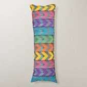 Shirley Taylorによる木目テクスチャ上のシェブロン模様 ボディピロー (正面縦)