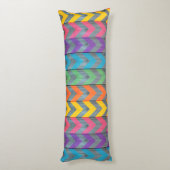 Shirley Taylorによる木目テクスチャ上のシェブロン模様 ボディピロー (裏面 (縦))