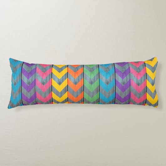 Shirley Taylorによる木目テクスチャ上のシェブロン模様 ボディピロー (正面)