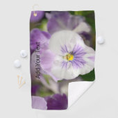 Shirley Taylorによる紫と白のビオラ ゴルフタオル (インサイチュ)