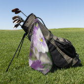 Shirley Taylorによる紫と白のビオラ ゴルフタオル (グリーン)