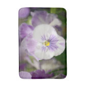 Shirley Taylorによる紫と白のビオラ バスマット (正面縦)
