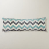 Shirley Taylorによる金属テクスチャ上のシェブロン模様 ボディピロー (裏面)