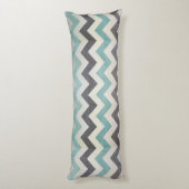 Shirley Taylorによる金属テクスチャ上のシェブロン模様 ボディピロー (裏面 (縦))