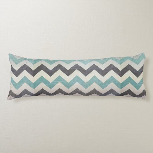 Shirley Taylorによる金属テクスチャ上のシェブロン模様 ボディピロー (正面)