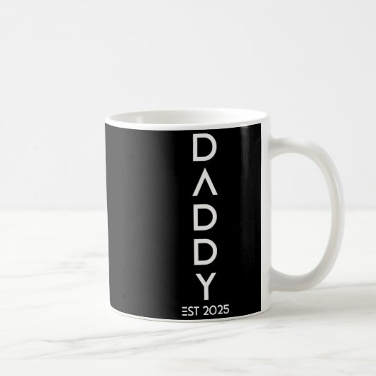 Shirt Daddy Est 2025 New Dad Baby Reveal Gift Tee  コーヒーマグカップ (右)