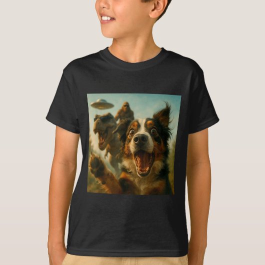 Shocked Australian Shepherd Dog T-rex Bigfoot Ufo  Tシャツ (正面)