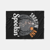 ShootinとSpookinスケルトンのバスケットボール選手Ha フリースブランケット (正面(横))