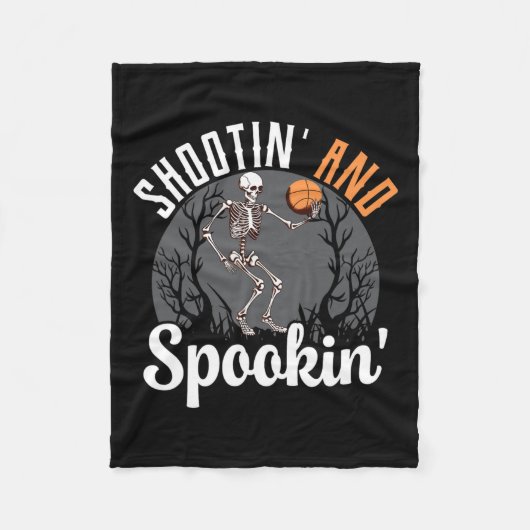 ShootinとSpookinスケルトンのバスケットボール選手Ha フリースブランケット (正面)