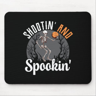 ShootinとSpookinスケルトンのバスケットボール選手Ha マウスパッド