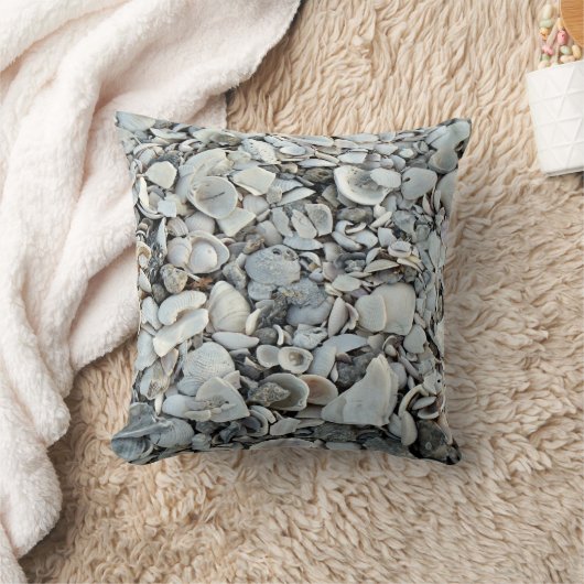 Shoreline Shells Coastal Pillow クッション (ブランケット)