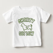Shortyは低いダックスフントを得ます ベビーTシャツ (正面)