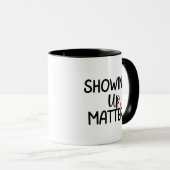 「Showing Up Matters(姿を見せることは大切)」先生への感謝ギフト マグカップ (正面右)