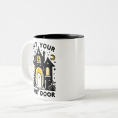 Shut Your Front Door – Bold Haunted House Ghost ツートーンマグカップ (正面左)
