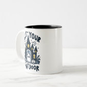 Shut Your Front Door Mug – Funny Ghost & Haunted ツートーンマグカップ (正面左)