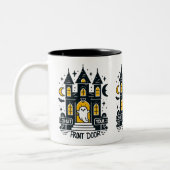 Shut Your Front Door Mug – Glowing Haunted Mansion ツートーンマグカップ (左)