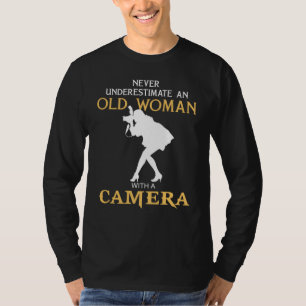Shutterbug Granny – 決して古いWomを過小評価 Tシャツ