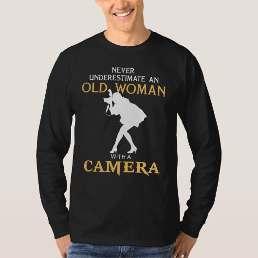 Shutterbug Granny – 決して古いWomを過小評価 Tシャツ (正面)