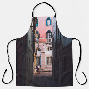 SIの白シャツと黒パンツ歩くの女性 エプロン