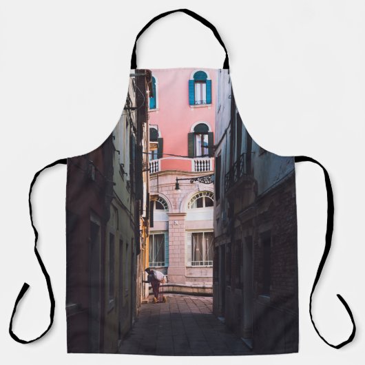 SIの白シャツと黒パンツ歩くの女性 エプロン (正面)