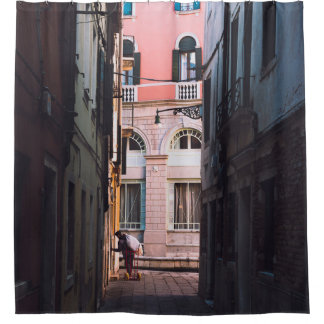 SIの白シャツと黒パンツ歩くの女性 シャワーカーテン