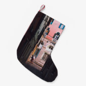 SIの白シャツと黒パンツ歩くの女性 スモールクリスマスストッキング (正面 (吊り時))