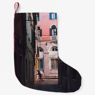 SIの白シャツと黒パンツ歩くの女性 スモールクリスマスストッキング