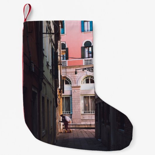 SIの白シャツと黒パンツ歩くの女性 スモールクリスマスストッキング (正面)