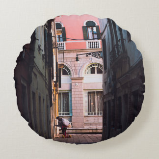 SIの白シャツと黒パンツ歩くの女性 ラウンドクッション