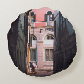 SIの白シャツと黒パンツ歩くの女性 ラウンドクッション (裏面)