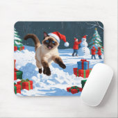 Siamese Cat Running in Snow with Christmas Hat マウスパッド (マウス)