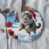 Siberian Cat Running in Snow with Christmas Hat 缶バッジ (インサイチュ)