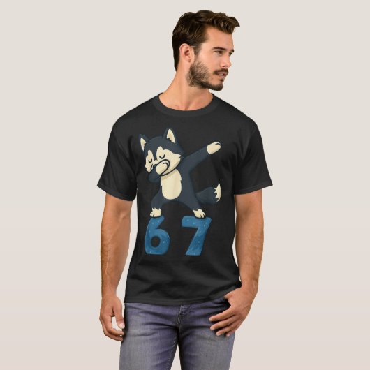 Siberian Husky Dog Dabbing 67 Meme Six Seven Funny Tシャツ (正面フル)