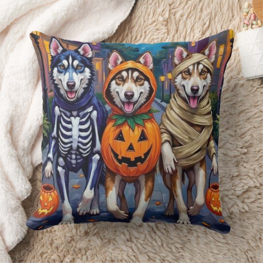 Siberian Husky Trick-or-Treating Halloween Costume クッション (ブランケット)