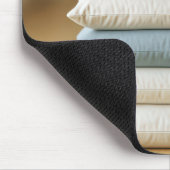 Sick Giraffe On Bed Pillow Stack マウスパッド (コーナー)