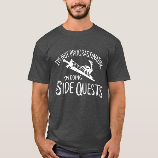 Side Quests (W)を実行しているI't Procrastinating Tシャツ (正面)